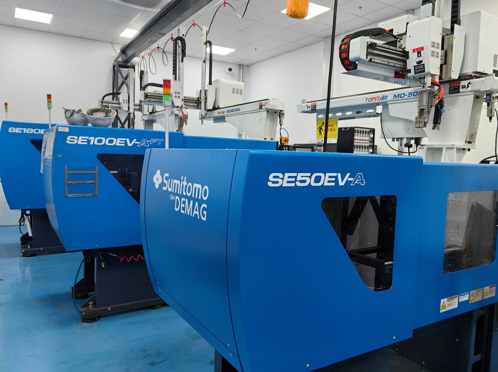 住友、日精などの射出成形機と川田除湿乾燥機-型温機